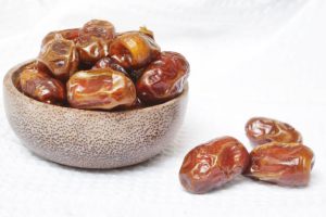 خرما خاصویی سیاه رنگ طبیعی و شیرینی متعادل جذاب