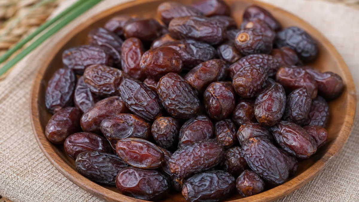 خرما خاصویی ریز مزمز برای خانوادهها و میانوعده روزانه
