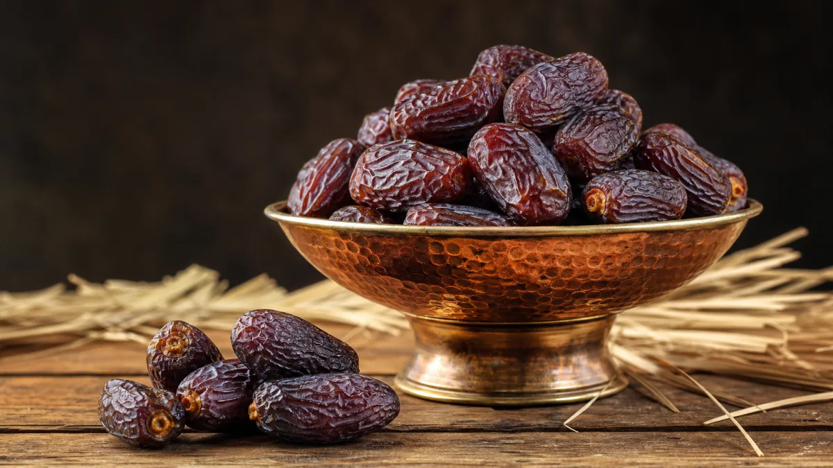 خرما خاصویی گلستان بافت نرم اندازه کوچک و طعم شیرین