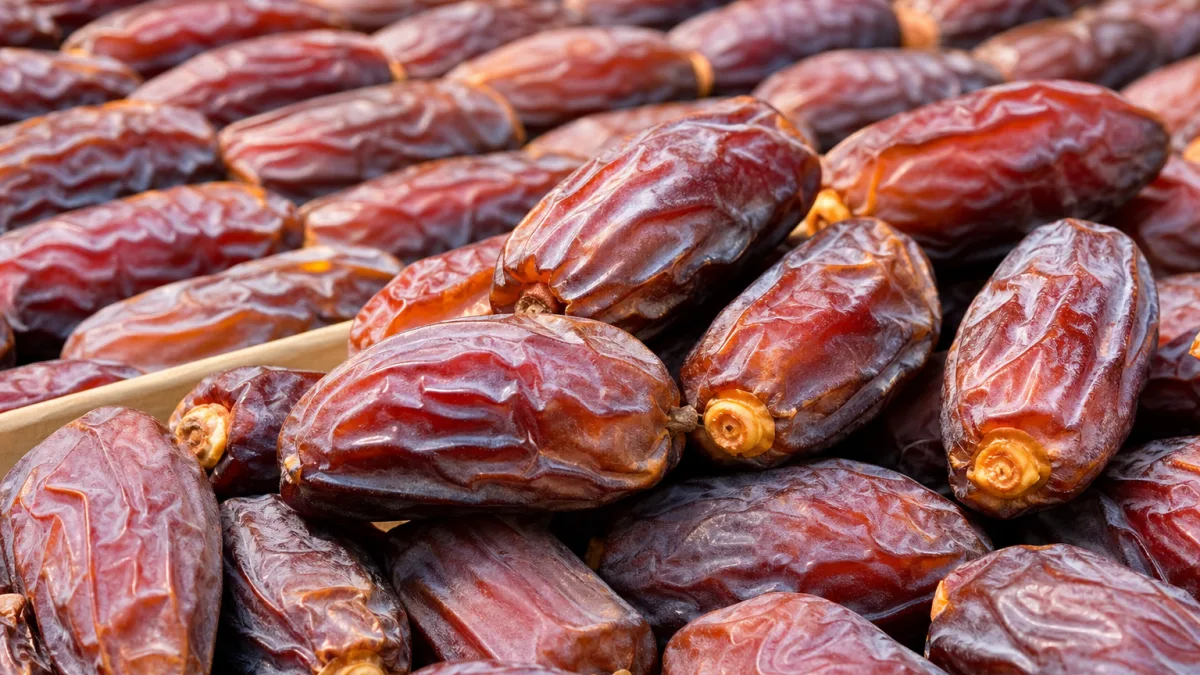 خرما خاصویی حاجی آباد بافت نرم اندازه ریز و شیرینی متعادل